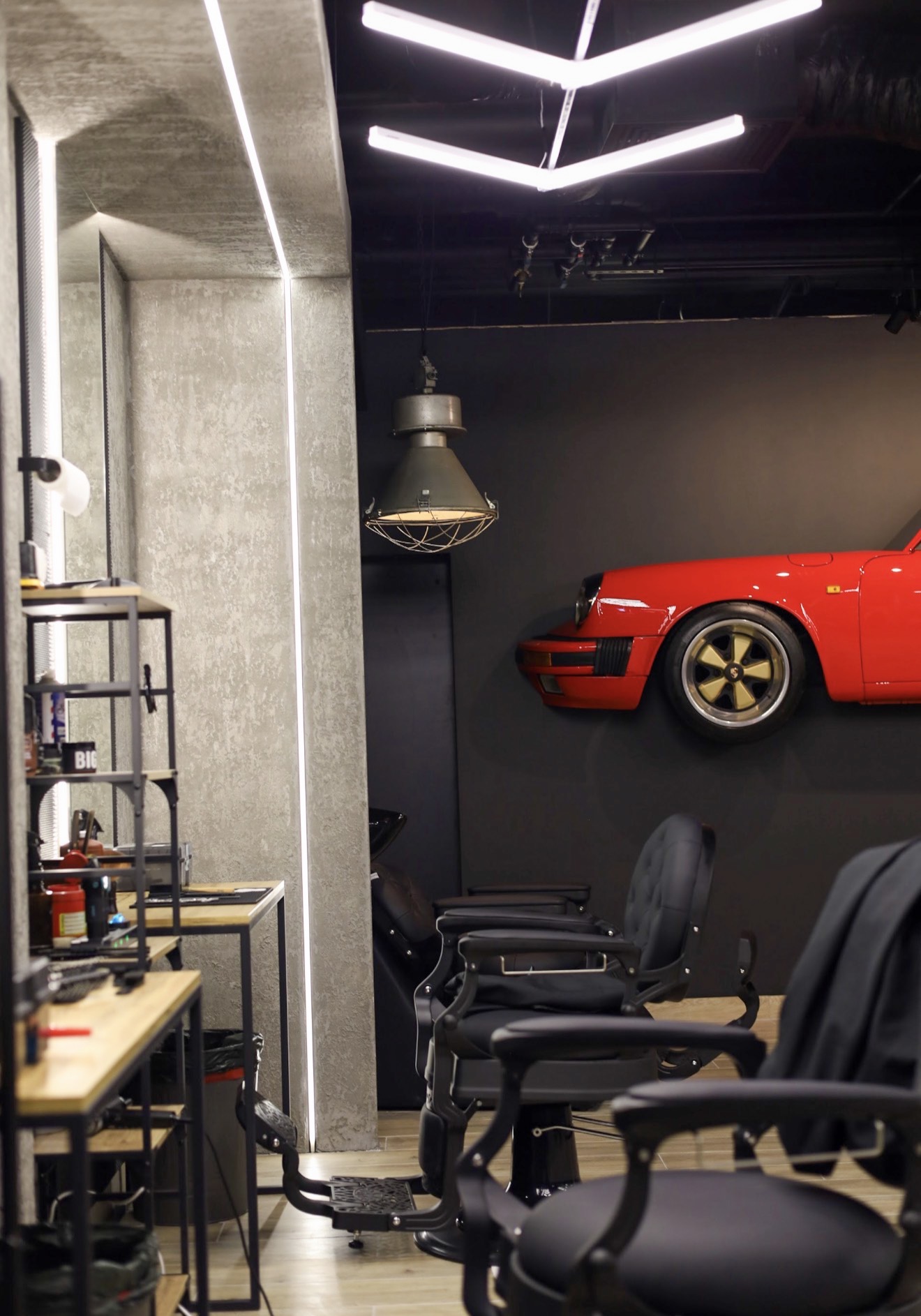 Stanowiska barberskie i dekoracja Porsche w CASANOVA Askana